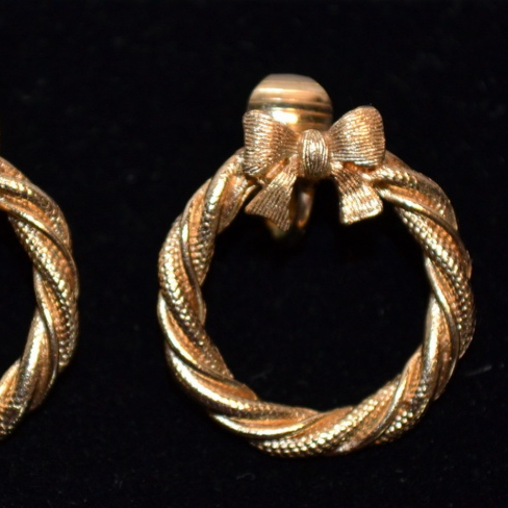 Avon Hoop Wreath with Bow Clip-On Earrings